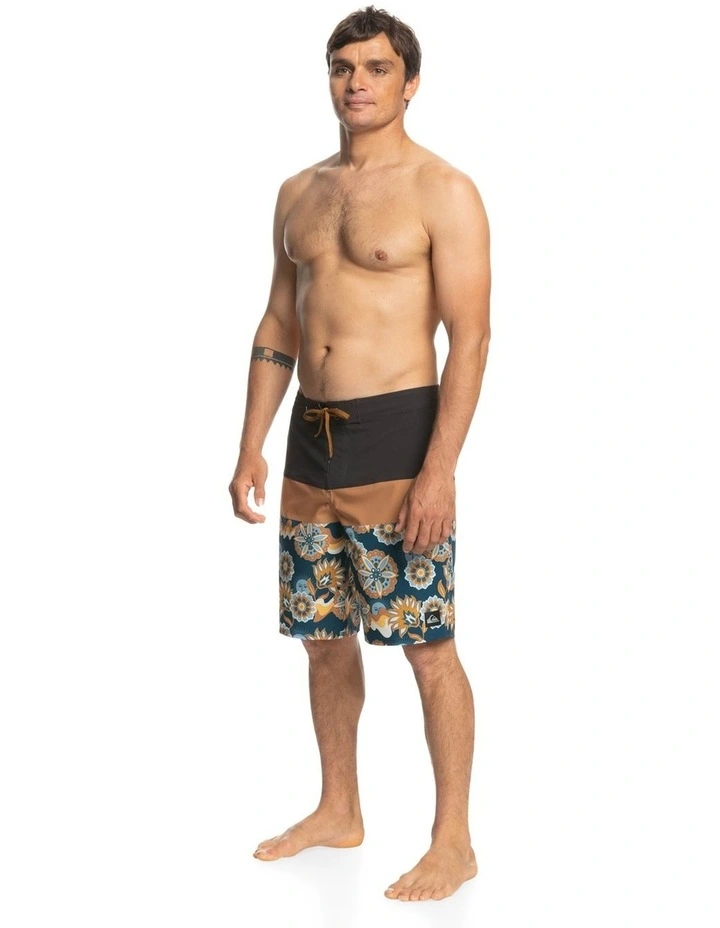 Coupon π Quiksilver Surfsilk Panel 20" Boardshort In Black/Muti π 4 Coupon π Quiksilver Surfsilk Panel 20" Boardshort In Black/Muti π - Image 4
